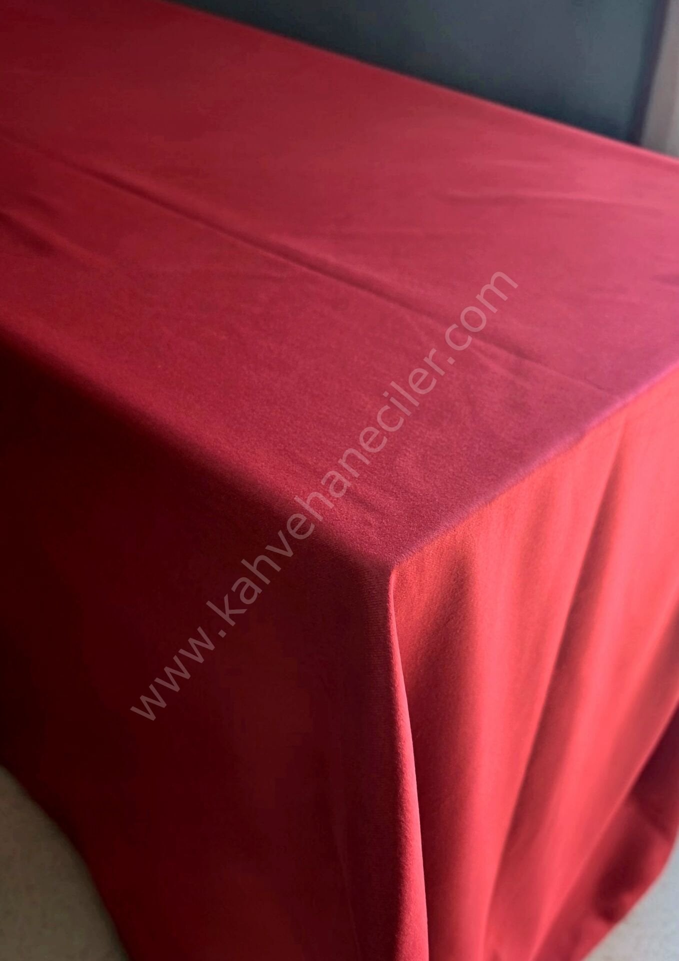 Kırmızı Kadife Masa Örtüsü 140x140CM