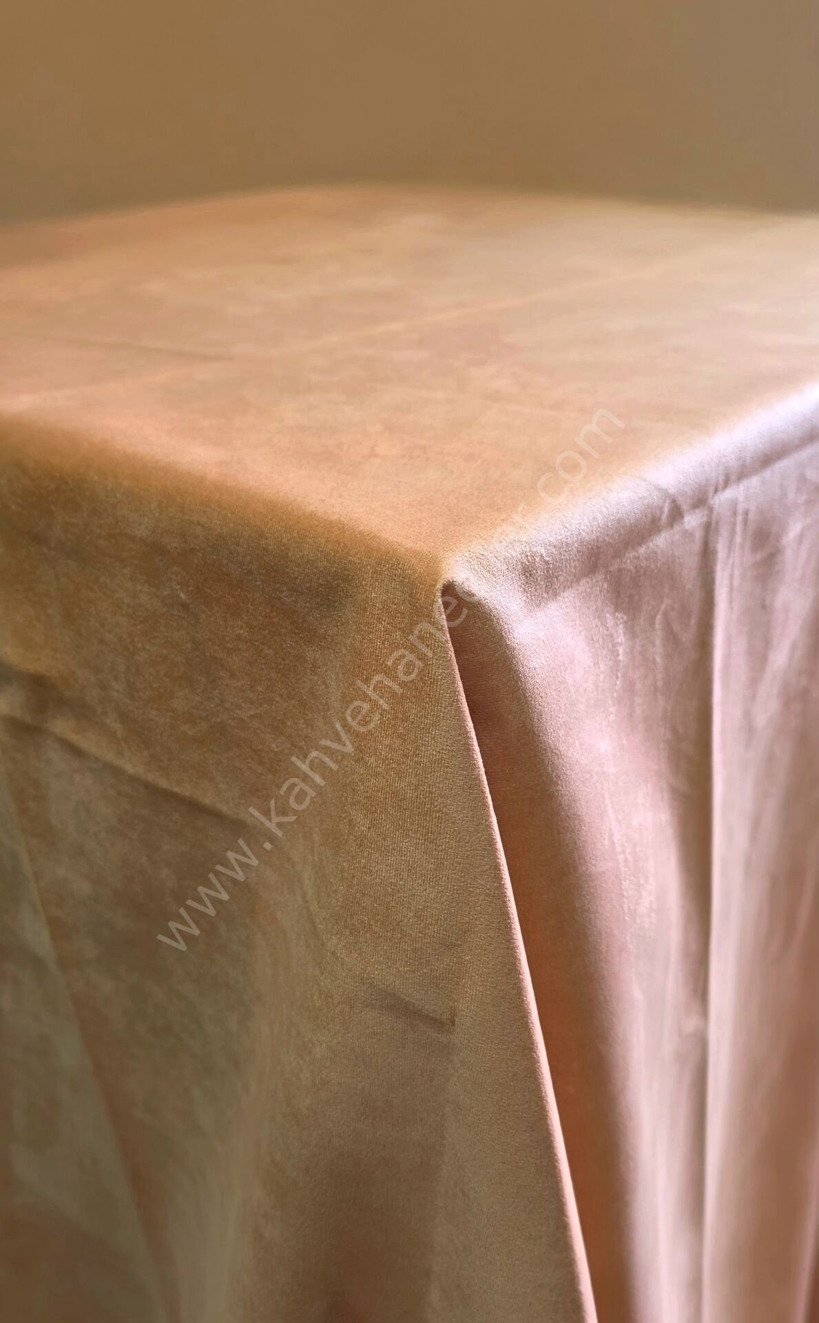 Bal Köpüğü Kadife Masa Örtüsü 140x140cm