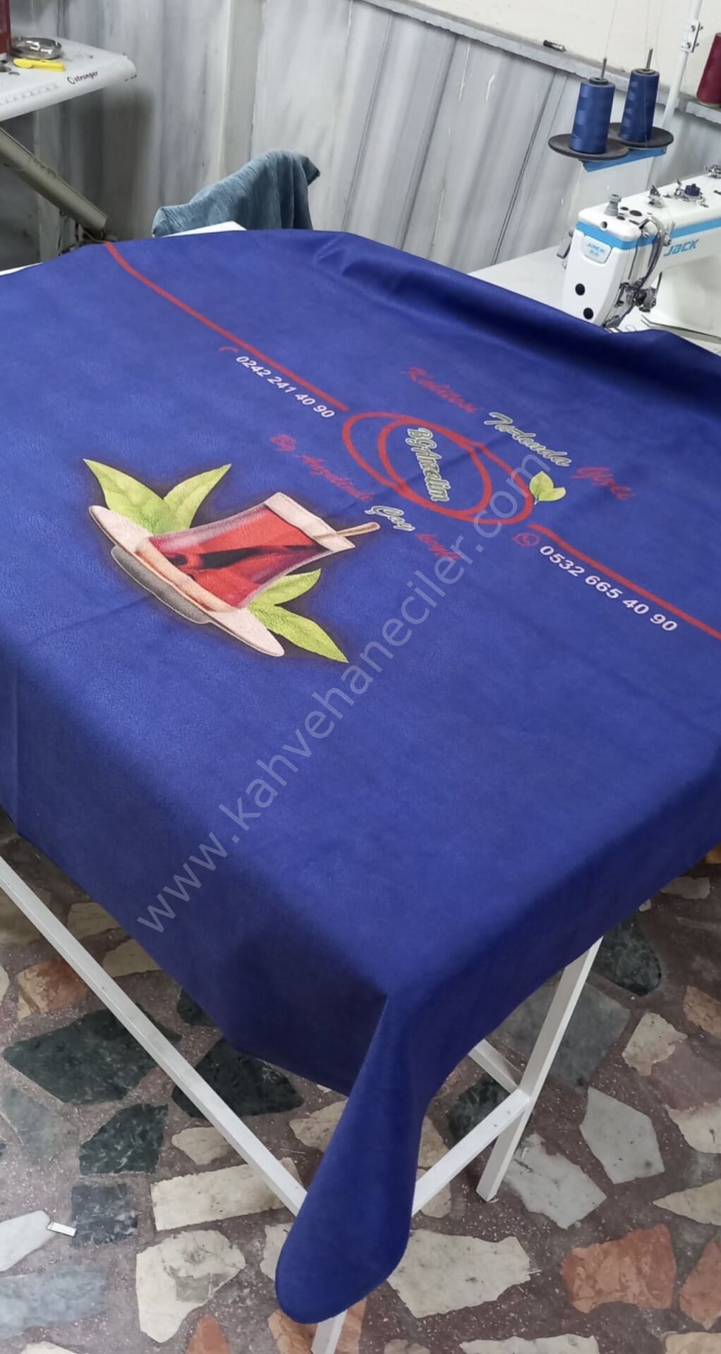LOGOLU BASKILI KADİFE MASA ÖRTÜSÜ